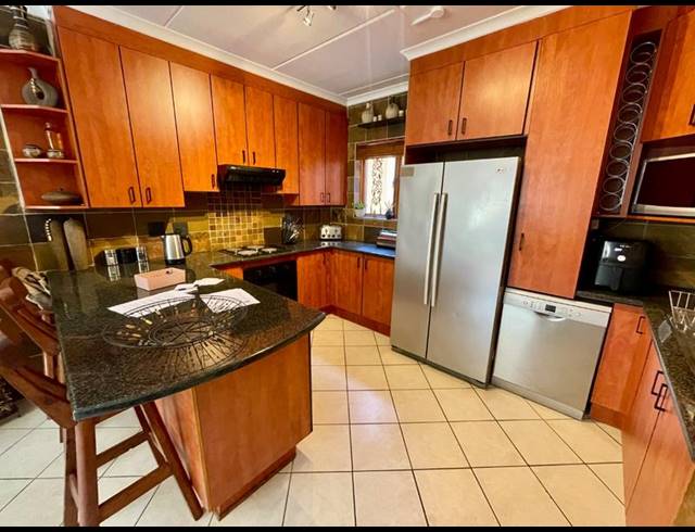 2 BEDROOM TOWNHOUSE FOR SALE IN NOORDHEUWEL